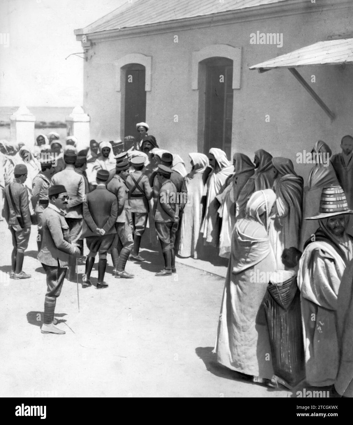 04/30/1922. Melilla. At the Indigenous police office. The Moors of the ...