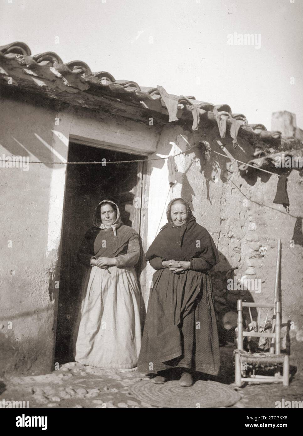 Móstoles, 1908. House where the mayor of Móstoles lived in 1808 and which his descendants preserve. Dolores Godino Torrejón and her daughter Paula Hernández, great-granddaughter and great-great-granddaughter of Andrés Torrejón 'the mayor of Móstoles'. Credit: Album / Archivo ABC / Asenjo Stock Photo