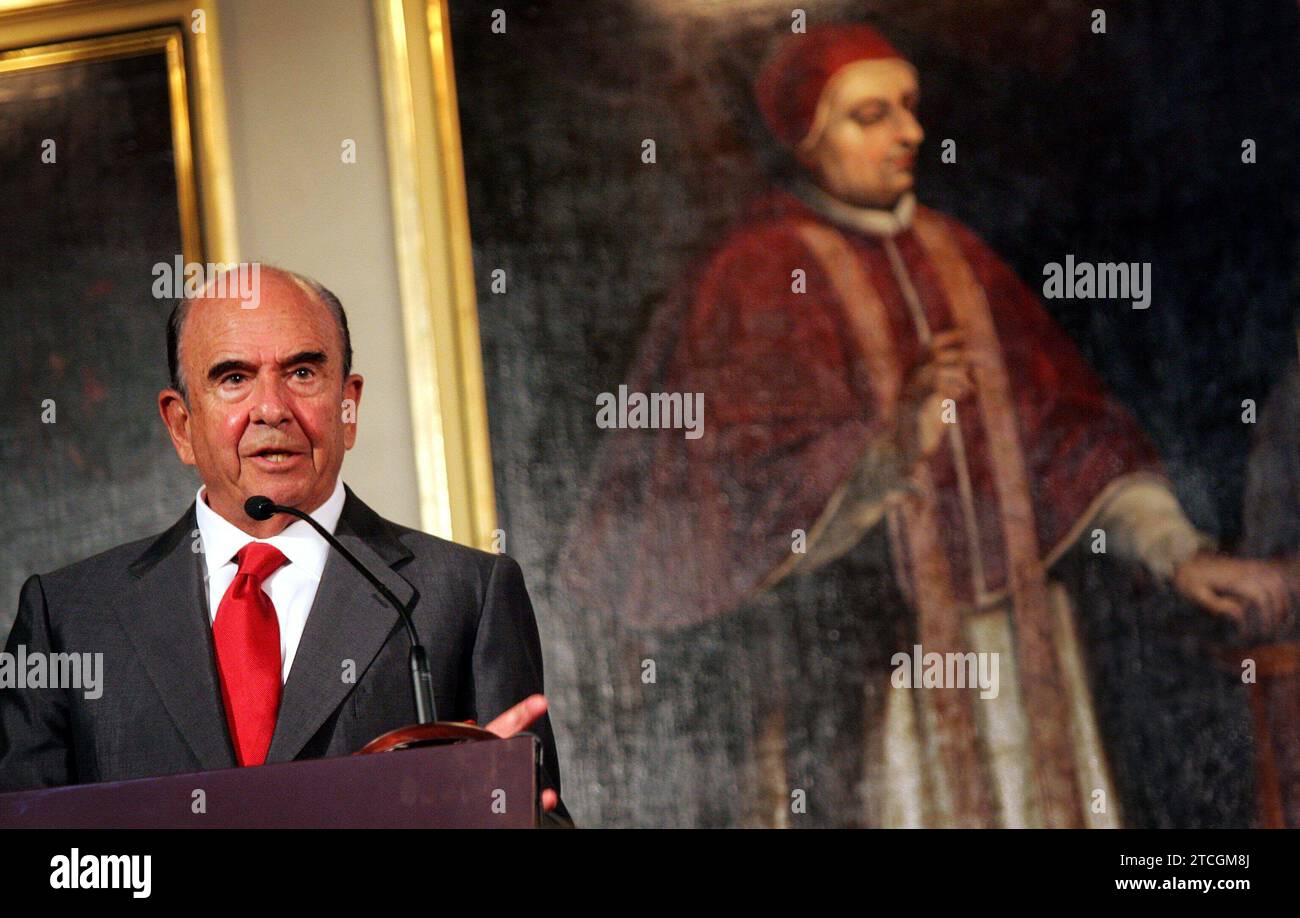 ROBER SOLSONA.................20080506..........VALENCIA......The president of Banco Santander, Emilio Botín, at the meeting of shareholders of Universia, a network that brings together a thousand educational institutions from Spain, Portugal, Argentina, Brazil, Colombia, Chile, Mexico, Peru, Puerto Rico, Uruguay and Venezuela, and that seeks new opportunities in employment and continuous training for university students, which was held today in Valencia.ARCHDC. Credit: Album / Archivo ABC / Rober Solsona Stock Photo