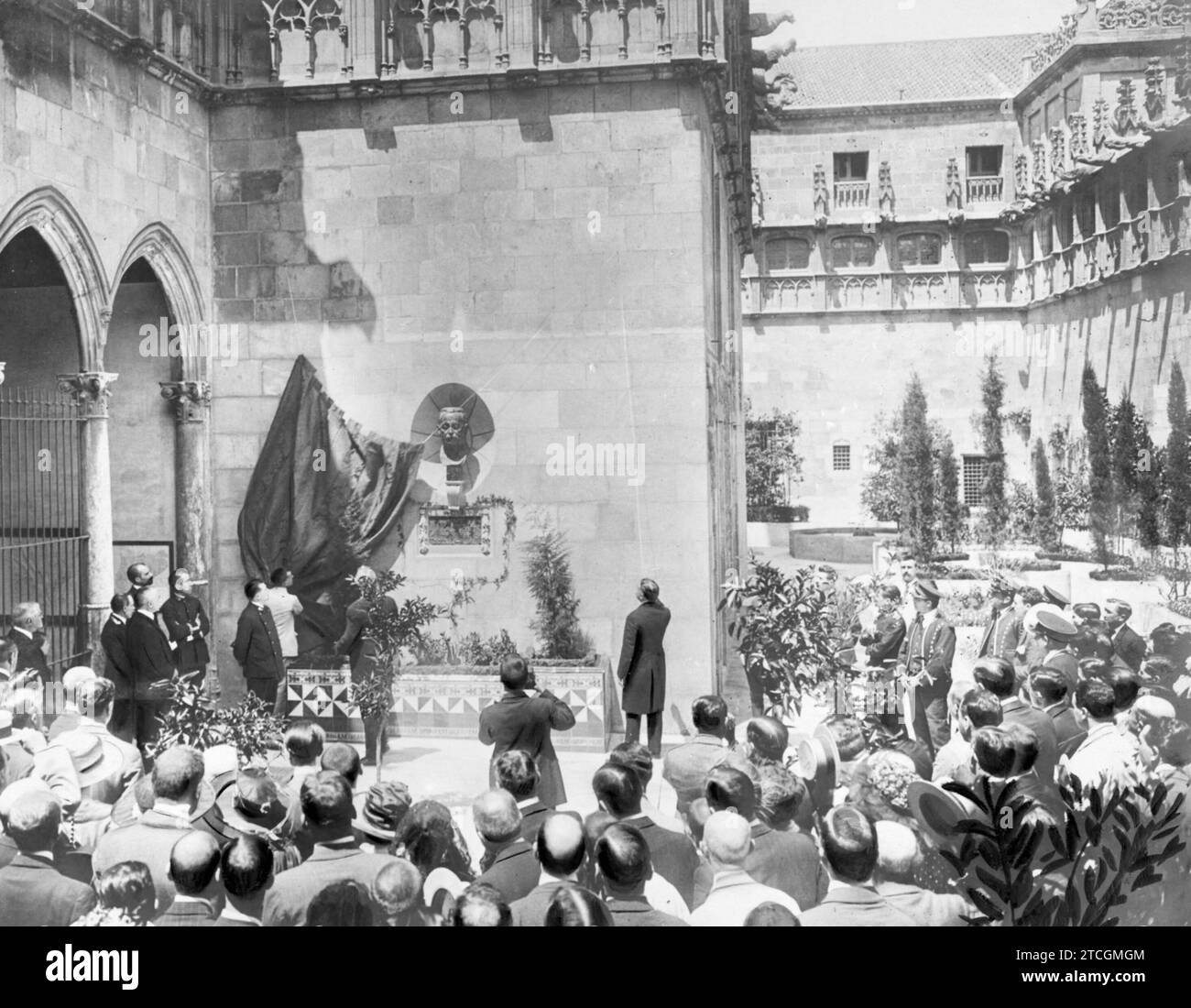 07/31/1918. Tribute to Prat de la Riva in Barcelona. Inauguration of the bust placed in the Patio de los Naranjos, of the Provincial Council, on the first anniversary of the death of the first president of the Catalan Commonwealth - Approximate date. Credit: Album / Archivo ABC / Josep Brangulí Stock Photo