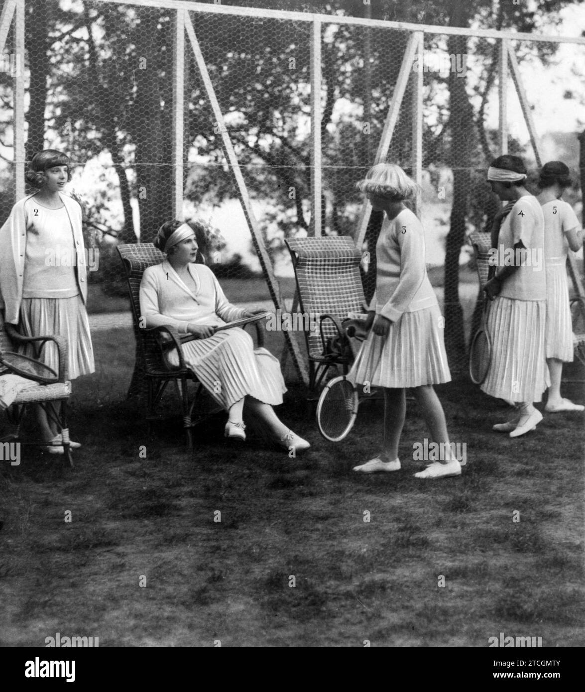 06/30/1922. Santander. At the Magdalena tennis court. HM The Queen (1) with Hs.Aa.Rr. the Infantas Doña Beatriz (2) and Doña Cristina (3) and the Duchesses of Victoria (4) and Santoña (5), during a break. Credit: Album / Archivo ABC / Julio Duque Stock Photo
