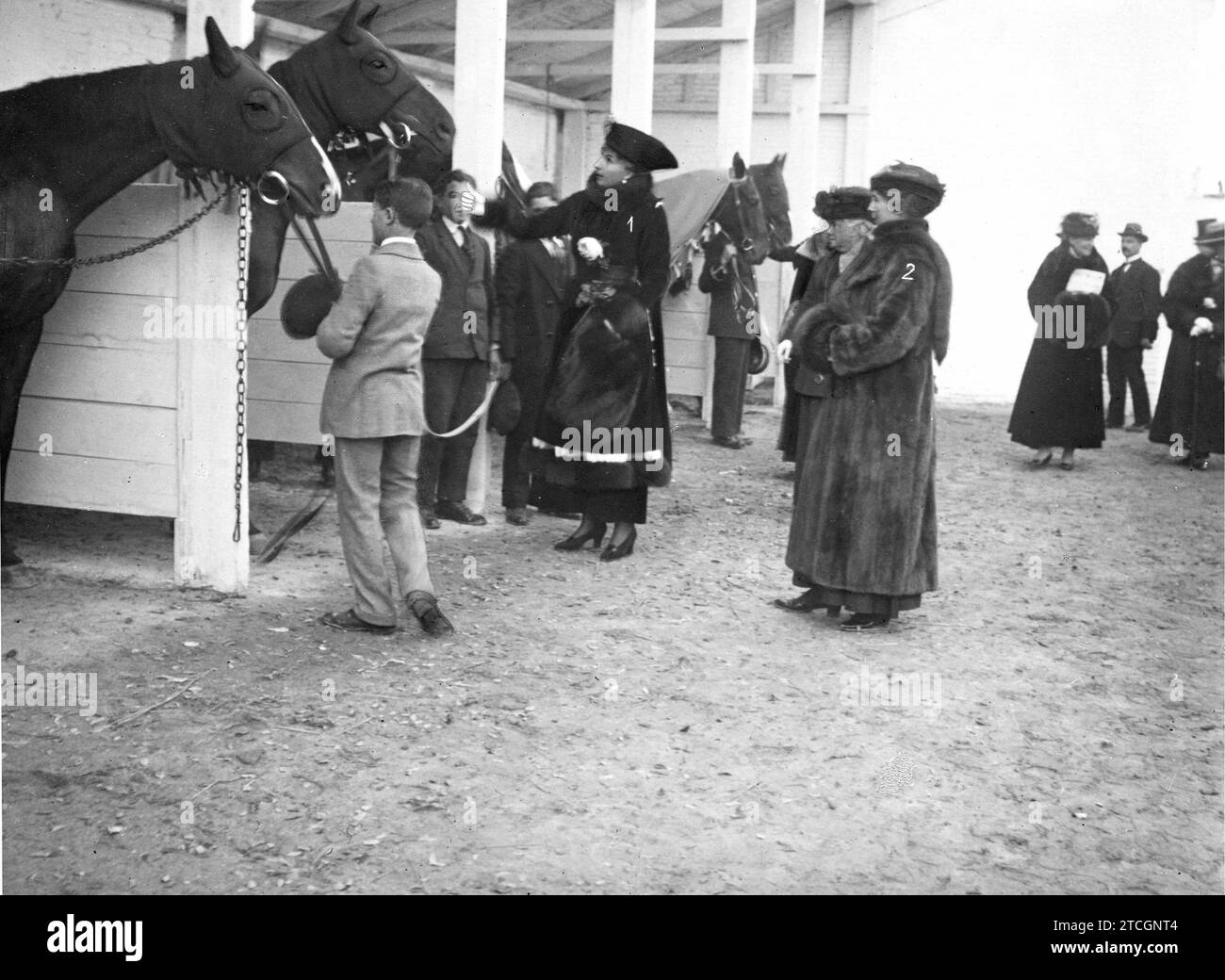 10/31/1916. In Horse Racing. Her Majesty Queen Victoria (1), with Princess Alice of Teck (2), Visiting the Racecourse Stables. Credit: Album / Archivo ABC / Ramón Alba Stock Photo