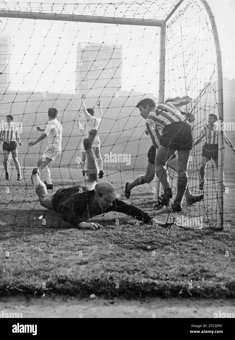 Real Madrid-Betis First Division League match valid for the 1958-59 season, played at the Santiago Bernabéu stadium on February 1, 1959. Real Madrid won 4-2, with goals from Rial, Herrera (two) and Di Stefano for the locals, and Del Sol and Castaño. Ortiz de Mendíbil refereed. In the image, one of Real Madrid's four goals. In the first place, inside the goal, the Betic goalkeeper Menéndez and the Verdiblanco defender Isidro, father of Quique Sánchez Flores. (Photo Sanz Bermejo). Credit: Album / Archivo ABC / Manuel Sanz Bermejo Stock Photo