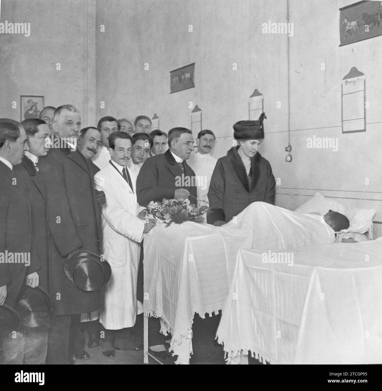 02/01/1917. In the hospital of San Carlos. HM Queen Victoria Eugenia (1), accompanied by Doctors Recasens (2) and Gimeno (3), visiting the Children's room. Credit: Album / Archivo ABC / Ramón Alba Stock Photo