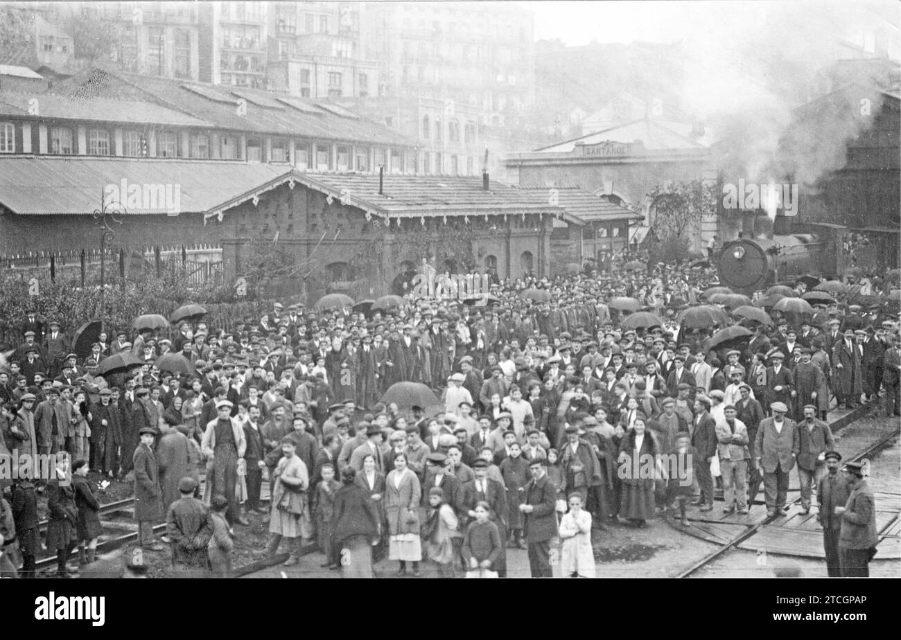 10/31/1916. The Santander protest. Immense crowd that came to the station to say goodbye to the commission in charge of bringing the protest of the Mountain city to Madrid - approximate date. Credit: Album / Archivo ABC Stock Photo