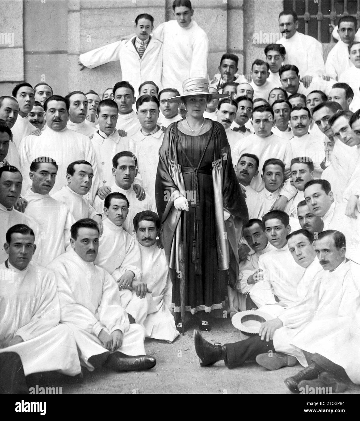 04/23/1917. The Queen at the Provincial hospital. HM Mrs. Victoria Eugenia, Surrounded by the Internal Students of the Faculty of Medicine, during her visit yesterday morning to the hospital. Credit: Album / Archivo ABC / Julio Duque Stock Photo