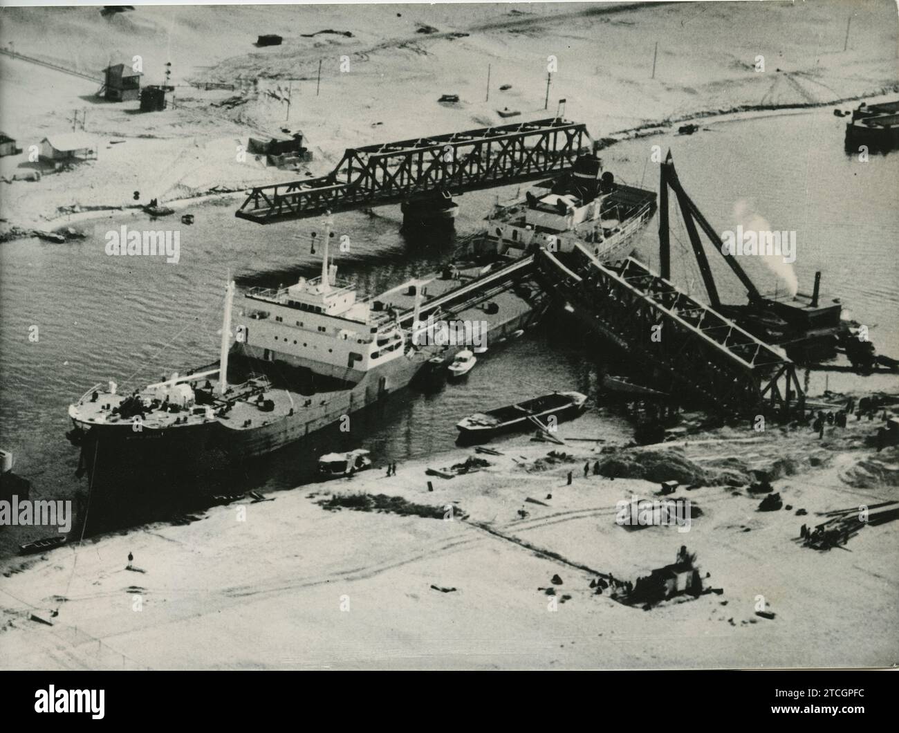 Suez Canal, Egypt, 1955. Ships from around the world stranded in the canal due to an accident when a Liberian ship crashed into a bridge nine miles north of Somalia. Credit: Album / Archivo ABC Stock Photo