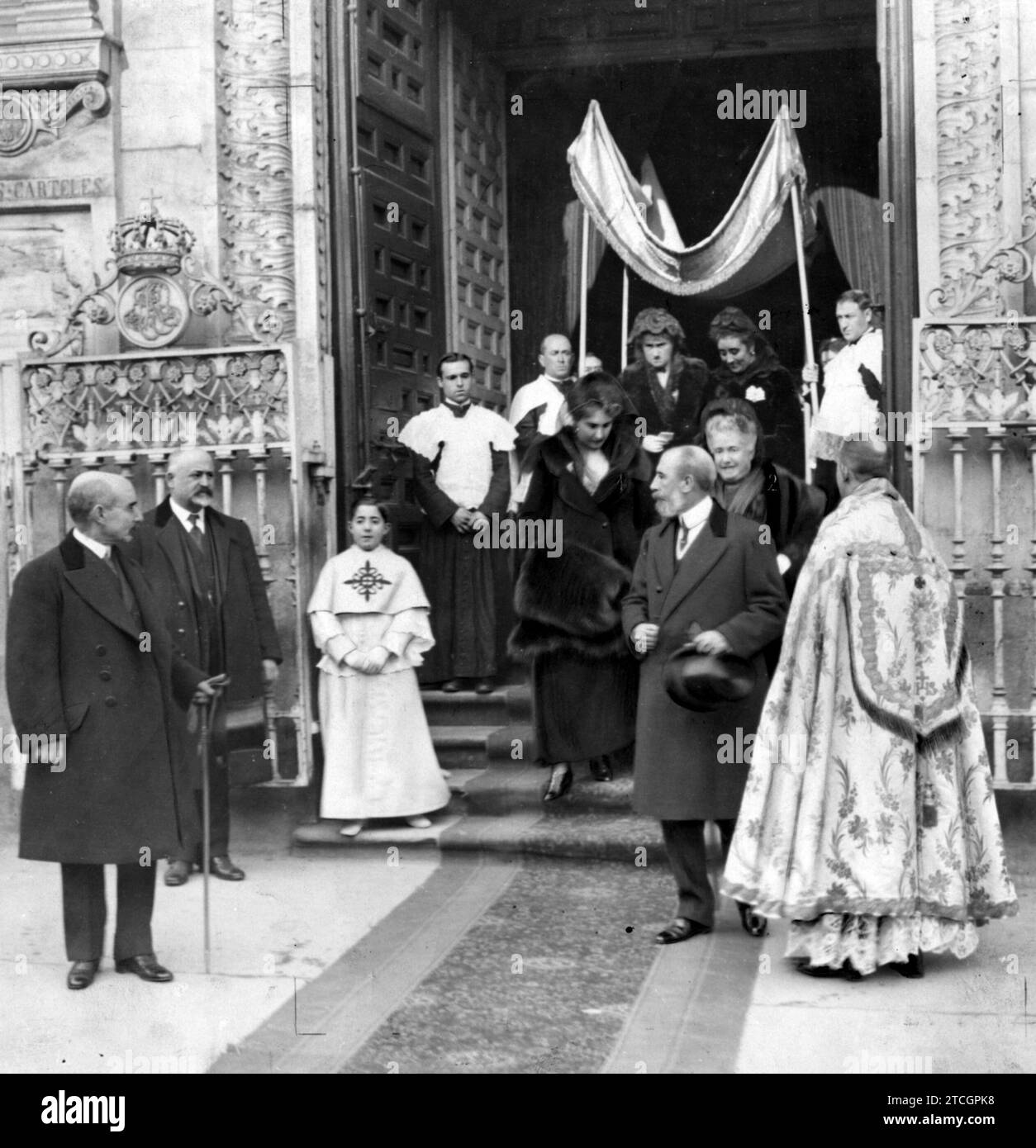 01/12/1916. In the Calatravas church. Her Majesty Queen Victoria Eugenia (1) and HRH Princess Isabel (2), leaving the mass celebrated yesterday for the Soul of the Deceased Ladies Belonging to the Wardrobe of Santa Victoria. Credit: Album / Archivo ABC / Ramón Alba Stock Photo