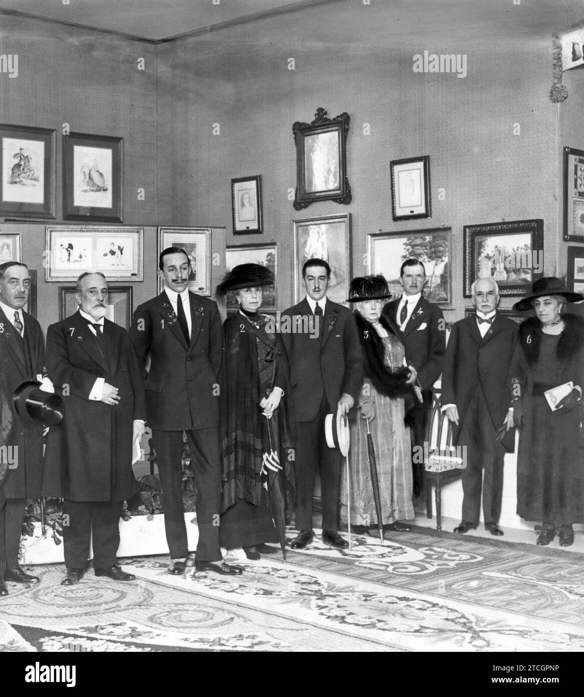 05/25/1922. Madrid. In the Society of Friends of Art. Their Majesties the Kings D. Alfonso Xiii (1) and Mrs. María Cristina (2); Ss.Aa. the Infantes Doña Isabel (3), D. Fernando (4), D. Alfonso (5), the Duchess of Talavera (6); The Minister of Public Instruction (7) and the Director of Fine Arts (8), at the inauguration of the Drawings exhibition, Verified yesterday. Credit: Album / Archivo ABC / Julio Duque Stock Photo