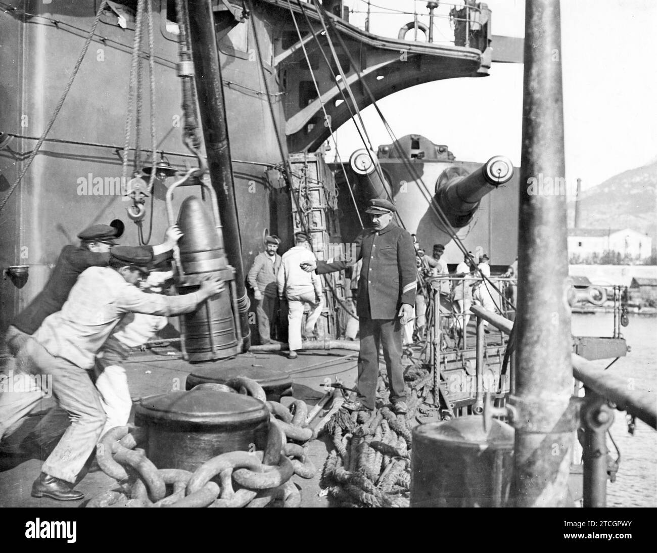 12/31/1916. From the French Navy. Unloading of Ammunition from the Battleship 'Condorcet', before transferring the ship to the dock for Repair (in Toulon). Credit: Album / Archivo ABC / Louis Hugelmann Stock Photo