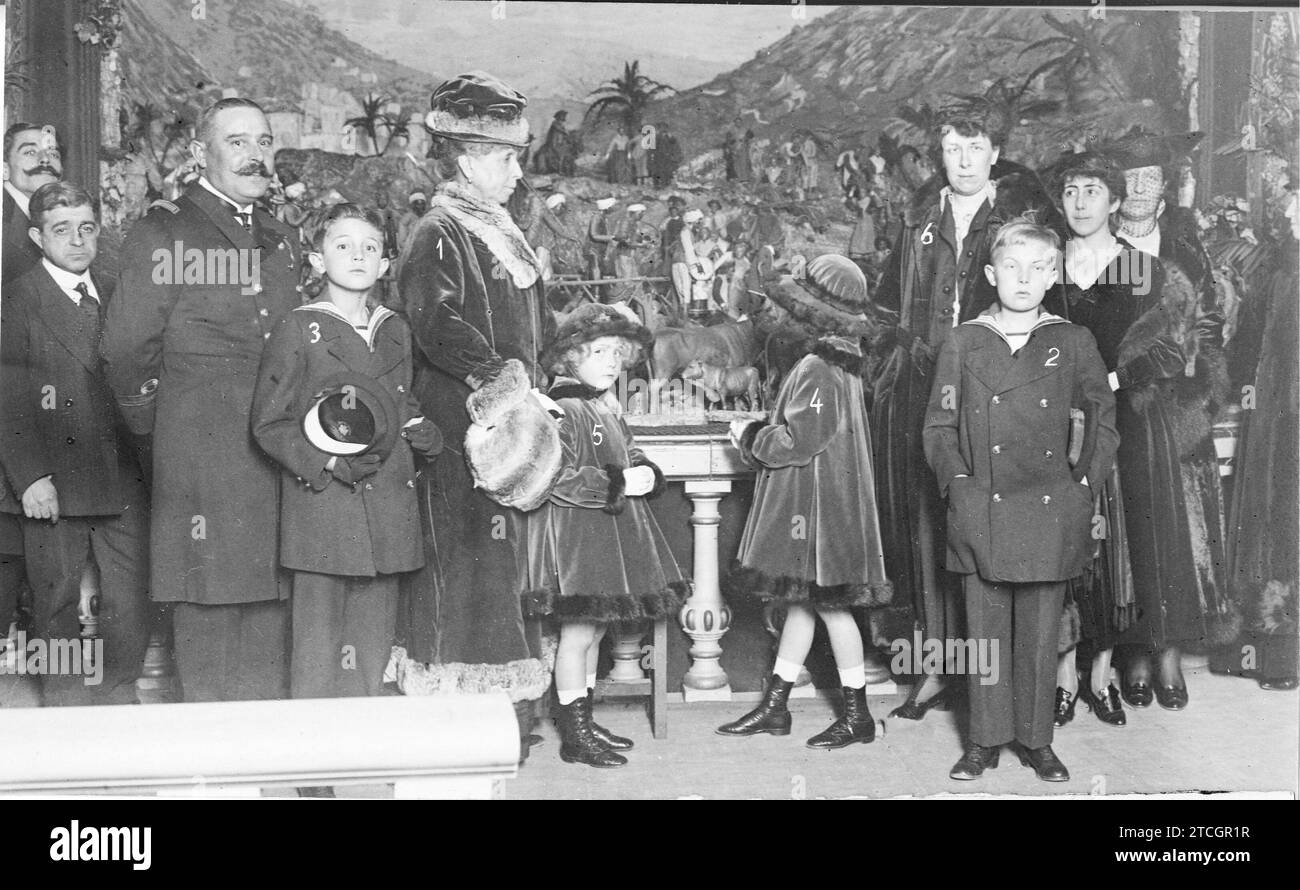 Madrid, January 1917. In the Medinaceli Palace. HM The Queen Mother Doña María Cristina (1), with the Prince of Asturias (2) and the Infants d. Jaime (3), Doña Beatriz (4) and Doña Cristina (5), with the Duchess of Medinaceli (6), contemplating the artistic birth. Credit: Album / Archivo ABC / Ramón Alba Stock Photo