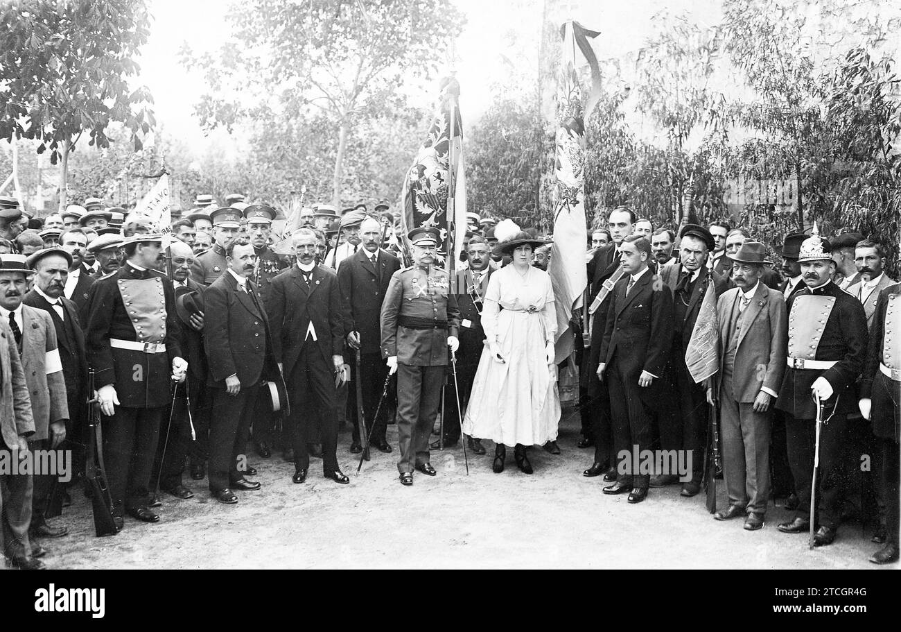 09/01/1916. Blessing of a Somaten flag. Solemn consecration of the flag of the Somaten de Horta (Barcelona), under the presidency of the general of this Corporation, Mr. Eloy Hervás (X). Credit: Album / Archivo ABC / Josep Brangulí Stock Photo