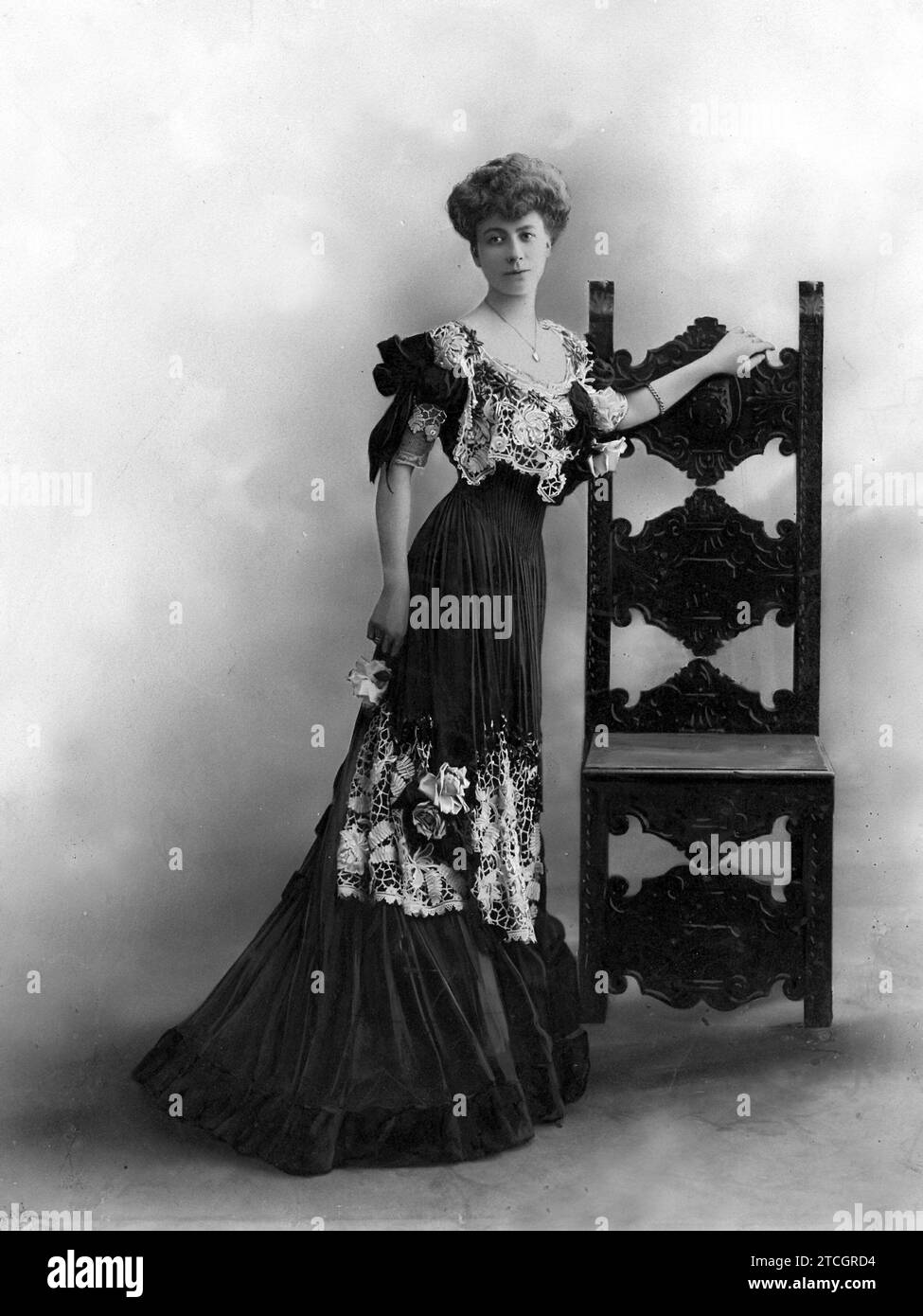 05/31/1906. Empire suit, made of black silk muslin, semi-adjusted at the waist. Velvet Broadband; Venice Guipure inlays with Large Roses on Black tulle. In the Body, Venetian Guipure flounce with Large Roses. Alangas Made with a black silk muslin bow and a Guipure bracelet. Credit: Album / Archivo ABC Stock Photo