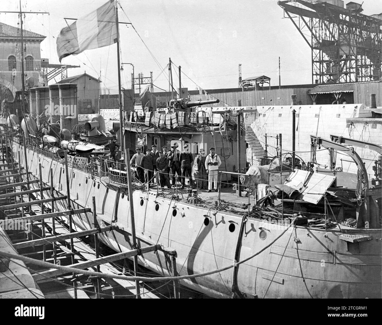06/30/1916. From the French Navy. Cruise Ship Cleaning Bottoms in dry dock in an arsenal. Credit: Album / Archivo ABC / Louis Hugelmann Stock Photo