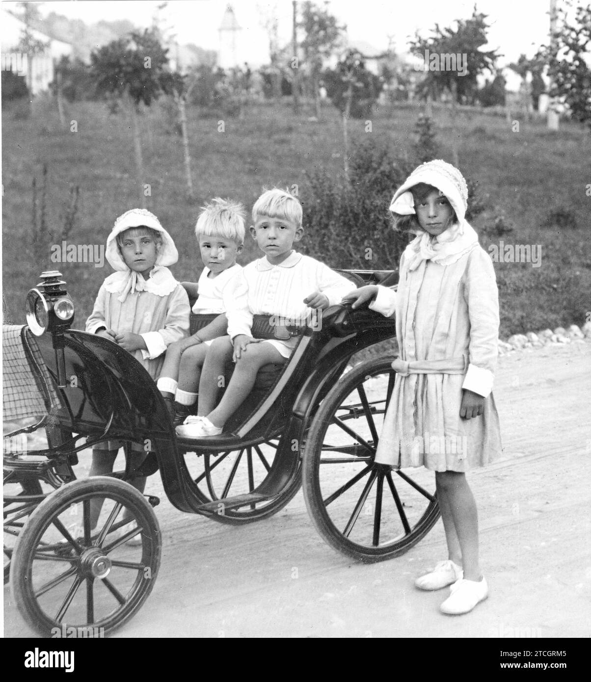 07/31/1916. The summer vacation of the Royal family. The Children of the Kings at the Polo field in Santander. From right to left, Ss. Ah. Rr. the Infants Doña Beatriz, D. Juan, D. Gonzalo and Doña María Cristina. Credit: Album / Archivo ABC / Ramón Alba Stock Photo