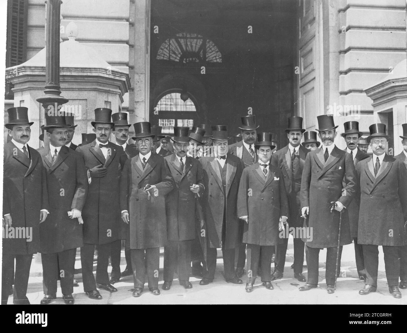 05/11/1917. When leaving the Royal Palace. The Minister of Public Works, Duke of Almodóvar del Valle (X), with the Córdoba commission that yesterday tomorrow fulfilled To HM The King. Credit: Album / Archivo ABC / Ramón Alba Stock Photo