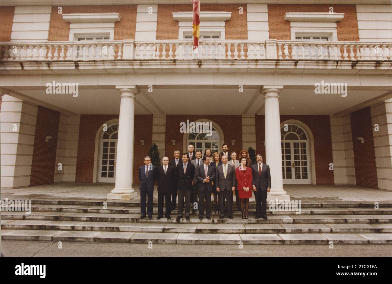 Madrid, 05/07/1996. First meeting of the Council of Ministers. Family photo at the entrance to the La Moncloa Palace. In the image, first row, left. From left to right: Eduardo Serra (Defense), Abel Matutes (Foreign Affairs), Francisco Álvarez Cascos (1st Vice President and Presidency), José María Aznar, Rodrigo Rato (2nd Vice President and Economy and Finance), Margarita Mariscal de Gante (Justice), and Jaime Mayor Oreja (Interior). Second row, from left. From left to right: Javier Arenas (Labor and Social Affairs), Rafael Arias Salgado (Development), Esperanza Aguirre (Education and Culture) Stock Photo