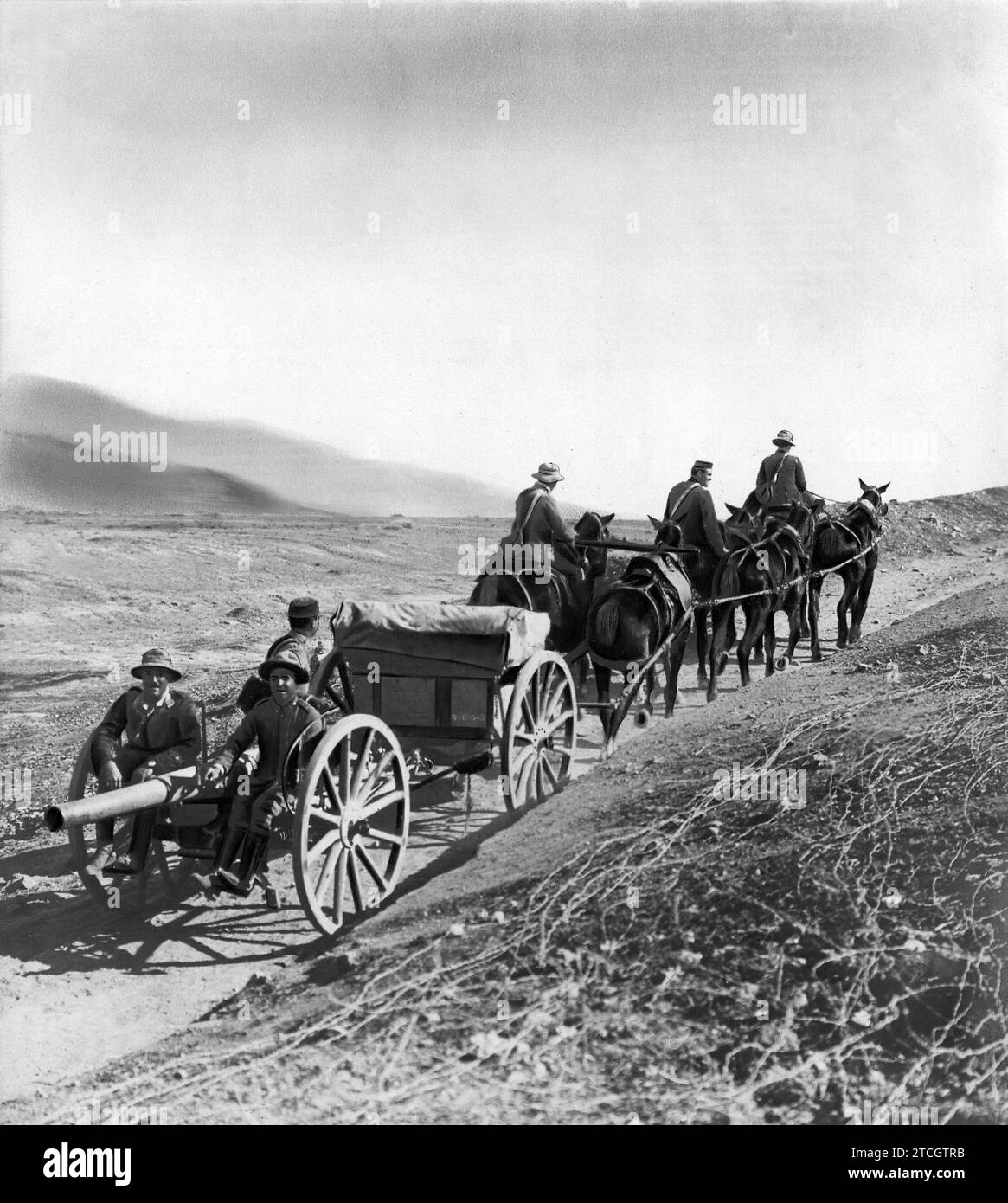 12/31/1921. Melilla. A recovered cannon. Abandoned by the Moors in their hasty escape from a cannon, he was picked up by soldiers of the Light group, under the orders of Captain Marquis of Someruelos (X). Credit: Album / Archivo ABC / Lázaro Stock Photo