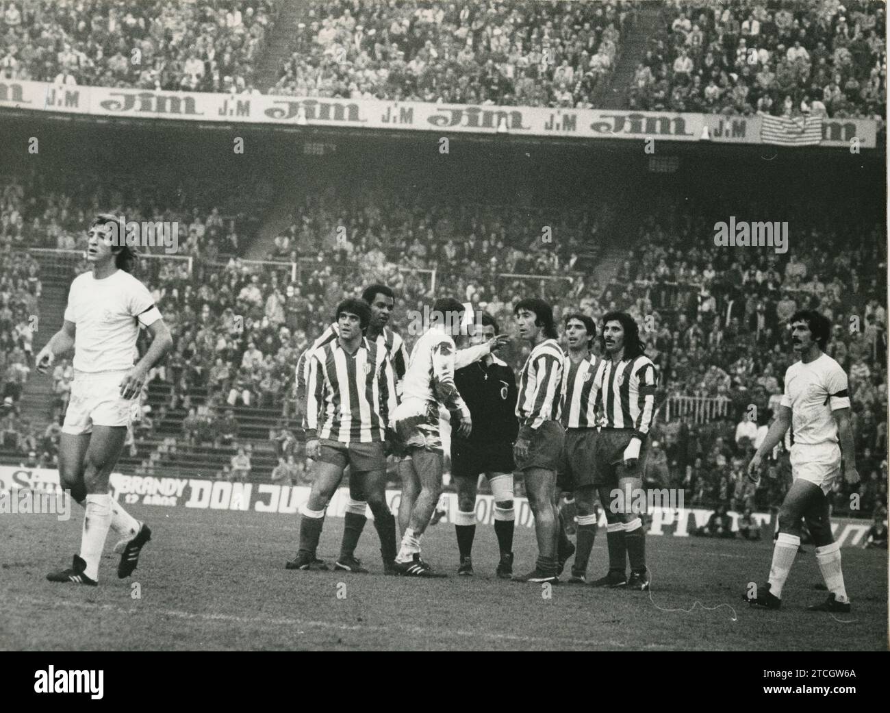 Madrid, 01/02/1977. League match played at the Vicente Calderón stadium between Atlético de Madrid and Real Madrid, which ended with a local victory by 4 goals to 0. In the image, referee Orellana shows a yellow card to Camacho. Credit: Album / Archivo ABC Stock Photo