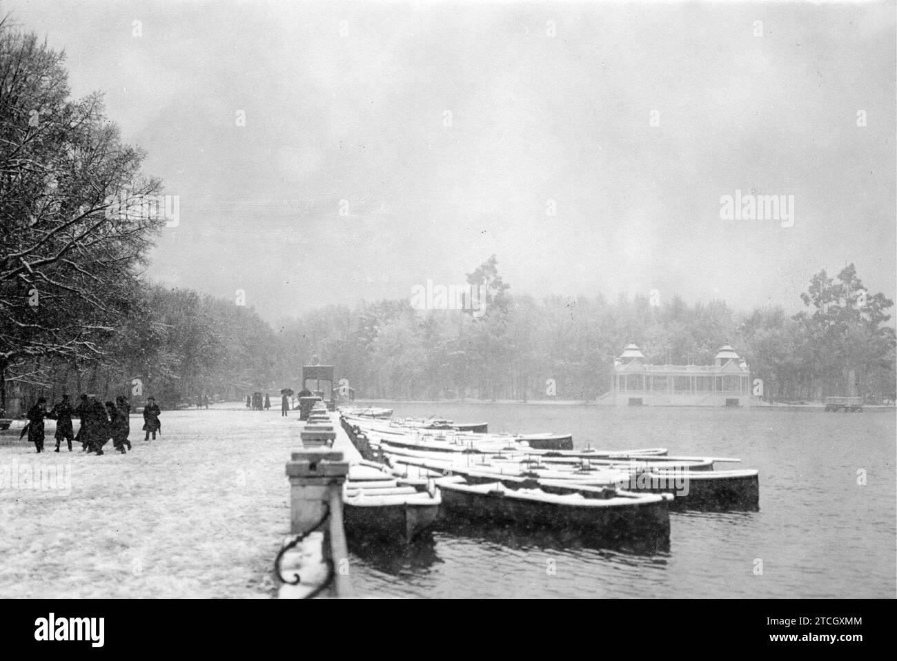 Madrid, 11/27/1916. The first snowfall. An appearance of Retiro during the heavy snowfall. Credit: Album / Archivo ABC / Julio Duque Stock Photo