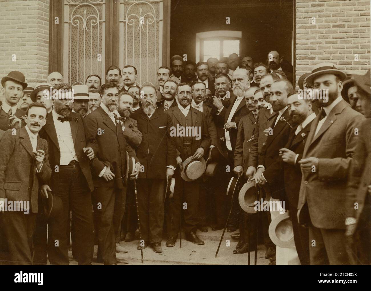 Madrid, 06/25/1906. Banquet given in La Huerta to the distinguished Querol on the occasion of having obtained the medal of honor in the last Fine Arts exhibition. Querol (x) leaving La Huerta with the diners, among whom were Messrs. Galdós, Canalejas, Marquis del Vadillo, Roselló, Pulido, Beistegui and other illustrious men. Credit: Album / Archivo ABC Stock Photo