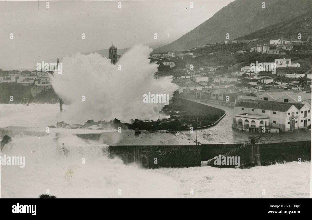 Garachico (Tenerife), 12/26/1957. Giant waves hit the port during a storm that caused great damage. Credit: Album / Archivo ABC / Domingo Rodríguez Acebedo Stock Photo