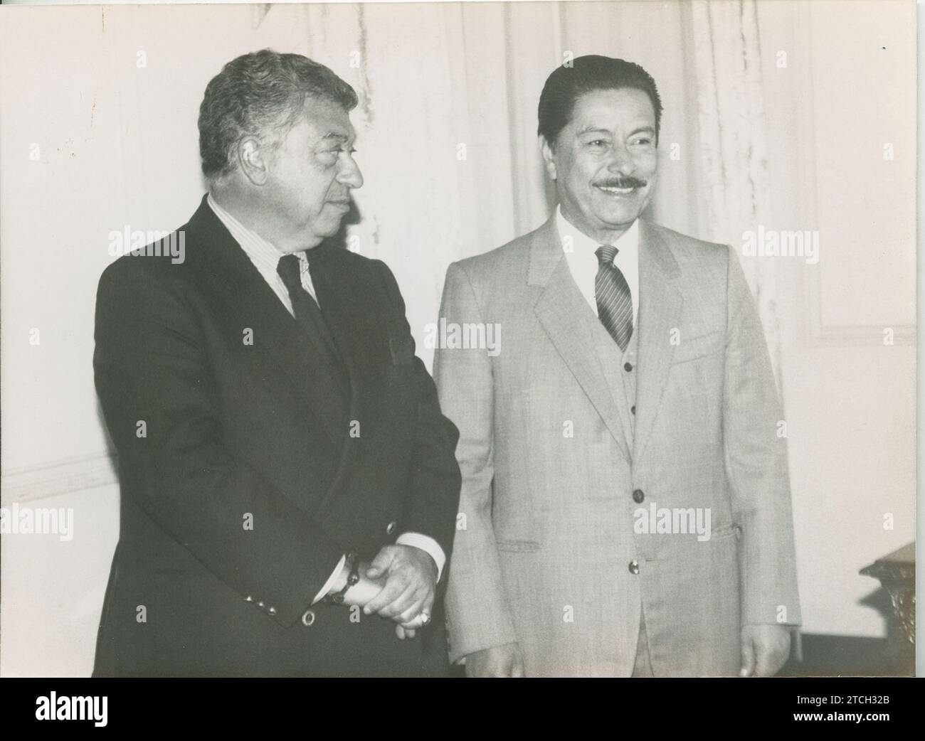 La Paz (Bolivia), 11/04/1988. Tico Medina interviews the vice president of Bolivia, Julio Garret Ayllón. Credit: Album / Archivo ABC Stock Photo
