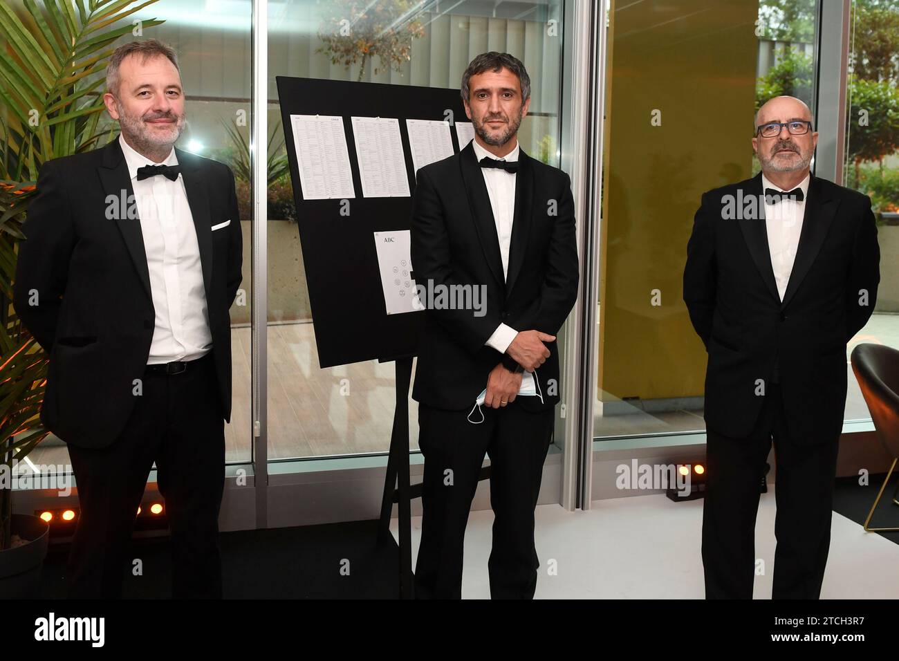 Madrid, 06/22/2021. The Kings of Spain Don Felipe and Doña Letizia present the Mariano de Cavia, Luca de Tena and Mingote Awards to Javier Cercas, José María Carrascal and Ricardo. In the image, Fernando Belzunce (in the center) with Ángel Ortiz, director of El Norte de Castilla and José Miguel Santamaría, director of El Correo. Photo: De San Bernardo. ARCHDC. Credit: Album / Archivo ABC / Eduardo San Bernardo Stock Photo