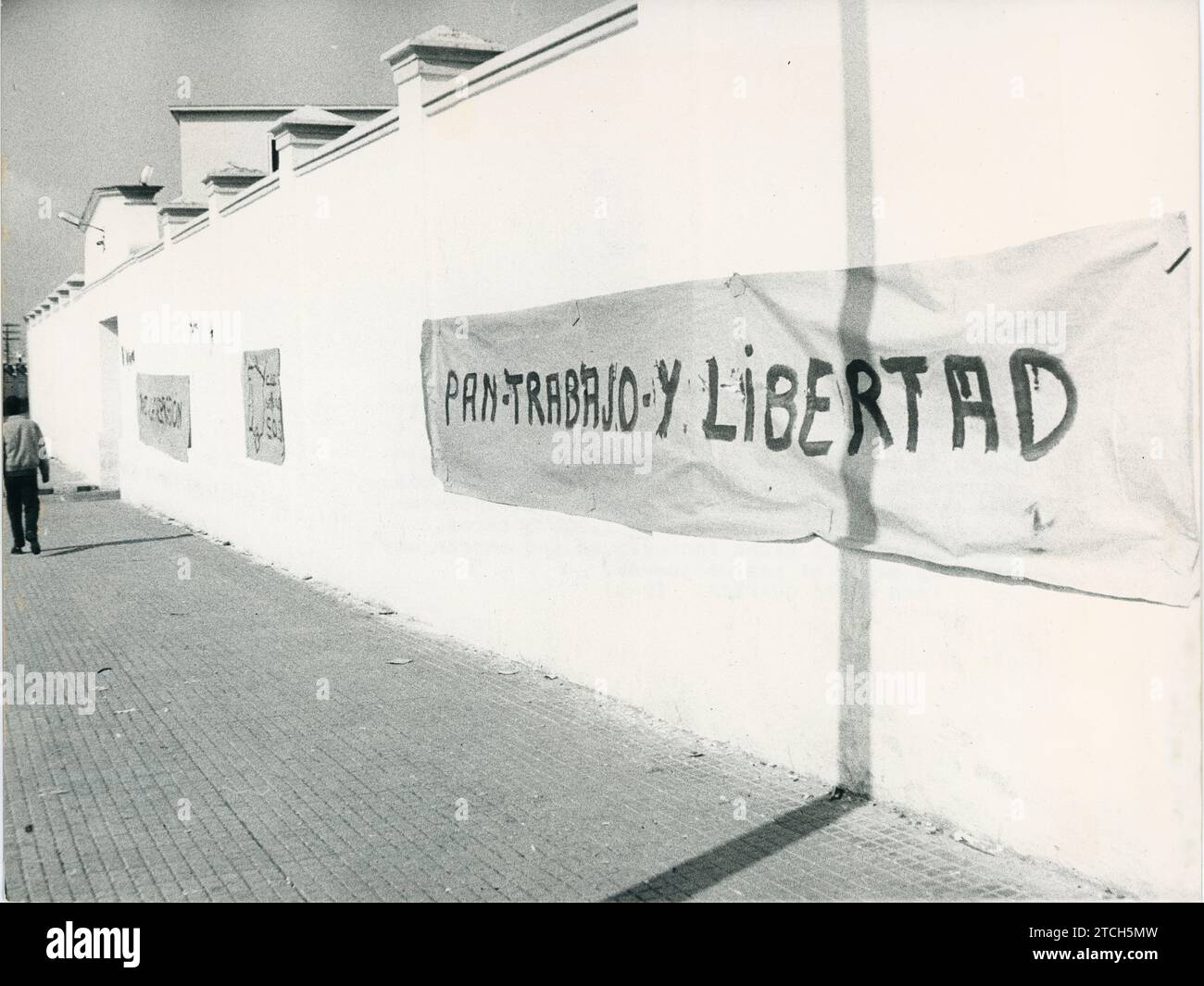 Cadiz, 10/29/1977. Banners demanding safety at work have been placed on