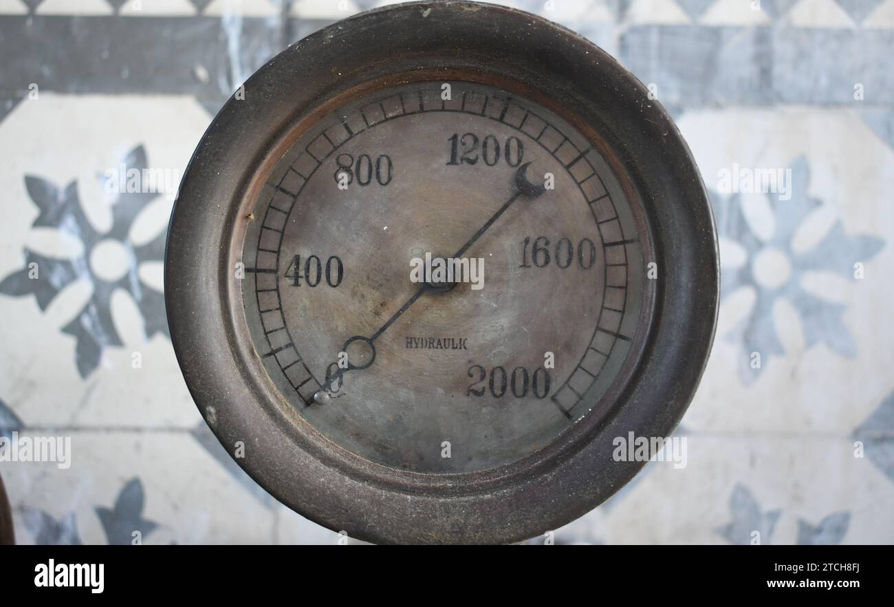 Old hydraulic pressure gauge. Hydraulic manometer Stock Photo Alamy
