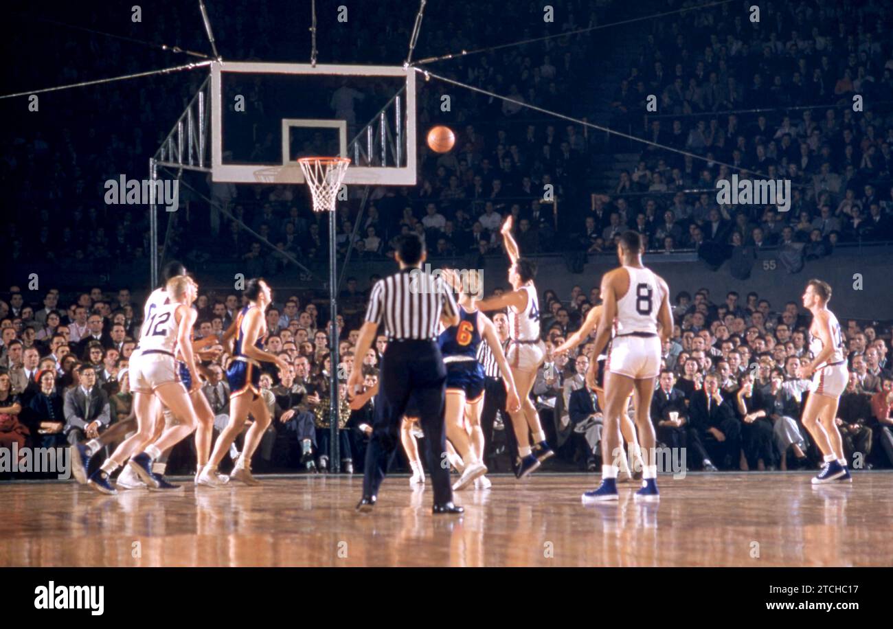 NEW YORK, NY DECEMBER 27 Carl Braun 4 of the New York Knicks shoots