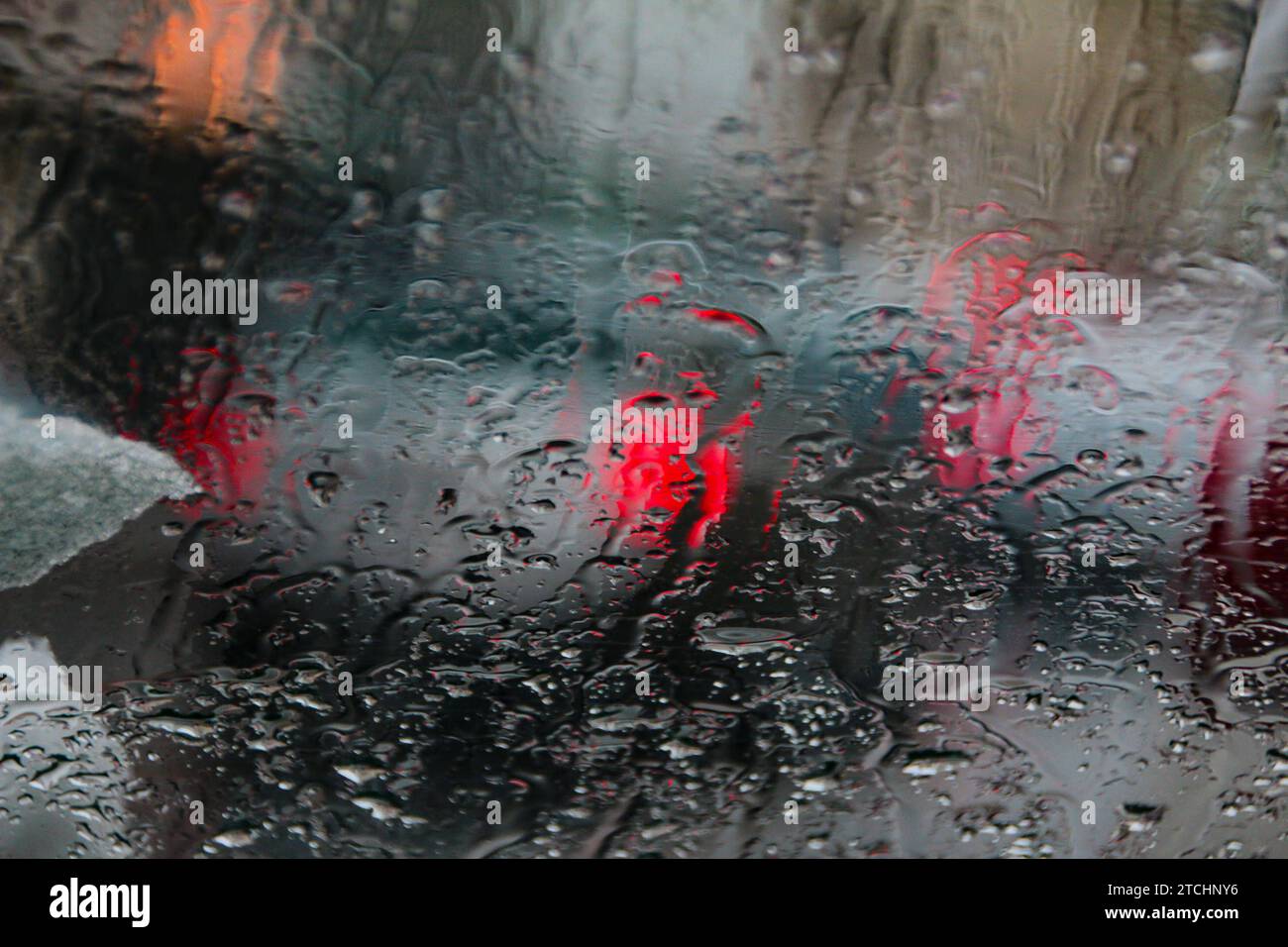 rücklichter von autos durch eine regennasse autoscheibe fotografiert rücklichter von autos durch eine regennasse autoscheibe fotografiert *** taillights of cars photographed through a rain-soaked windshield taillights of cars photographed through a rain-soaked windshield Stock Photo