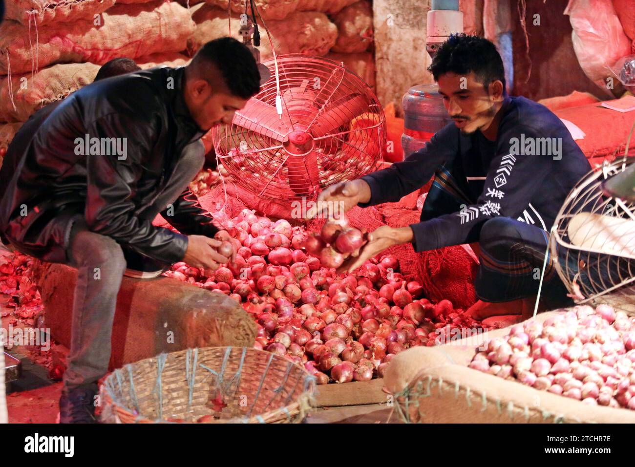 Zwiebel Großmarkt in Dhaka, Bangladesch Bangladeshi vendor arranges