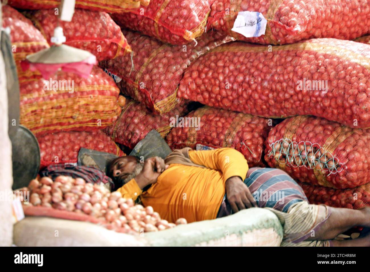 Zwiebel Großmarkt in Dhaka, Bangladesch Bangladeshi vendor arranges