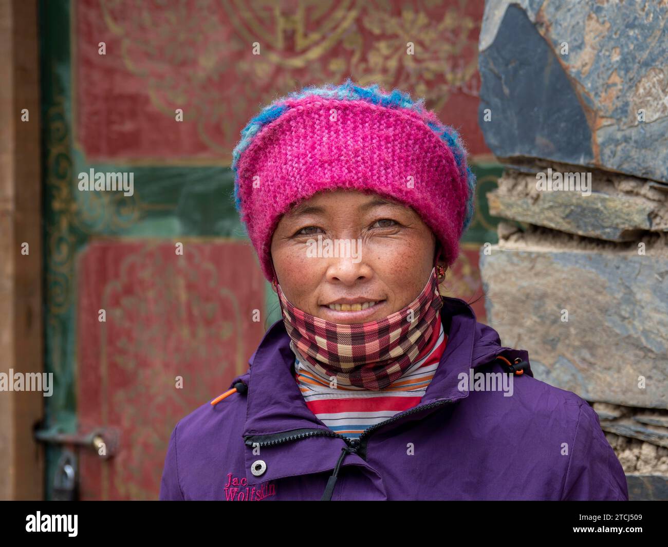Tibetan woman in front of her hut, highlands of Tibet, China Stock Photo