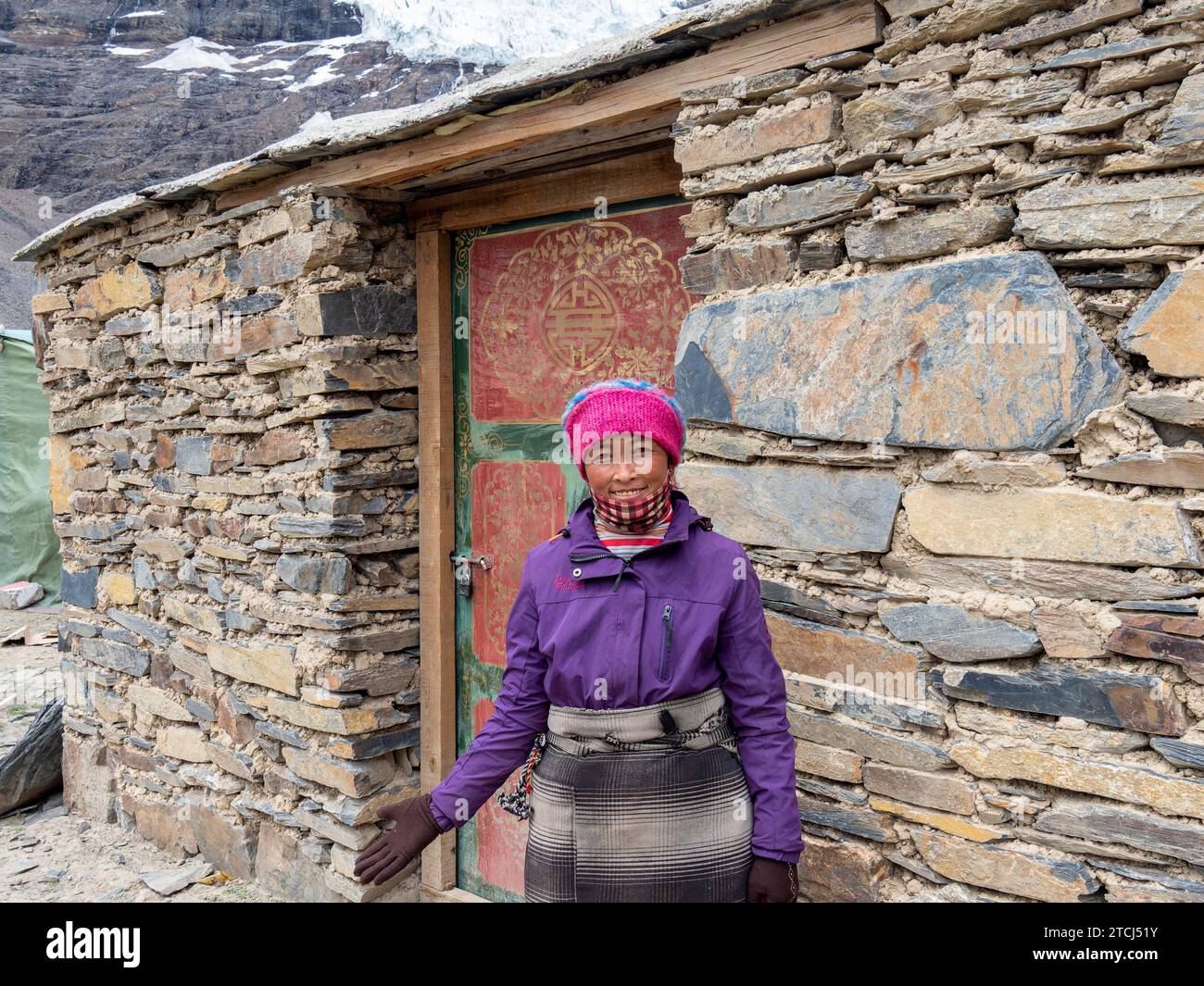 Tibetan woman in front of her hut, highlands of Tibet, China Stock Photo