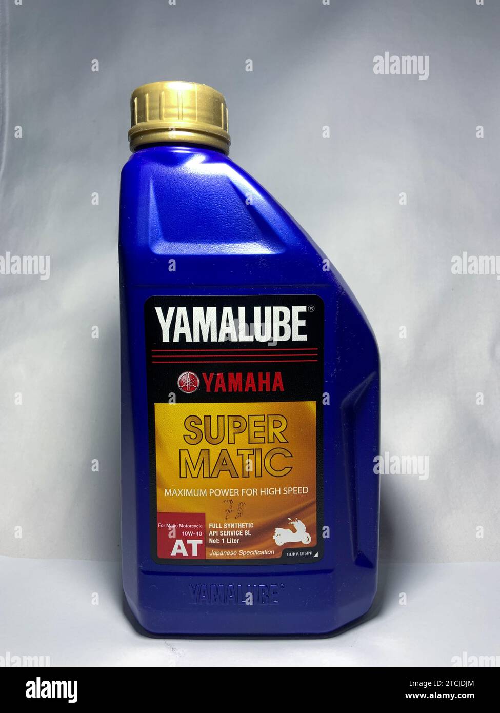 Surakarta, Indonesia - November 20, 2023 : Yamaha Yamalube super matic motor oil, full synthetic api service sl for matic motorcycle 10w-40 1000ml. Ya Stock Photo