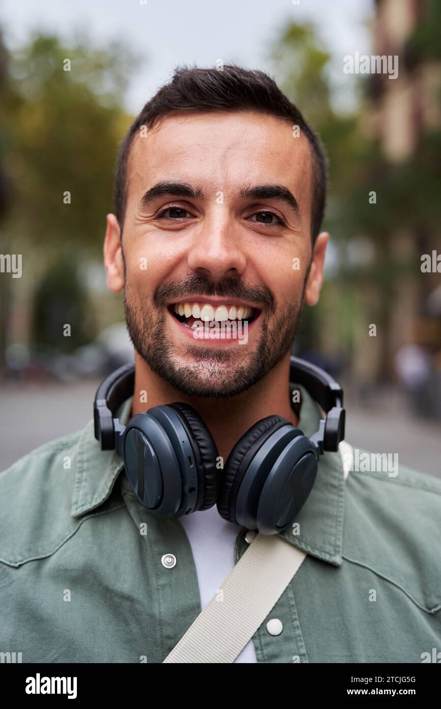 Handsome guy toothy smile hi-res stock photography and images - Alamy