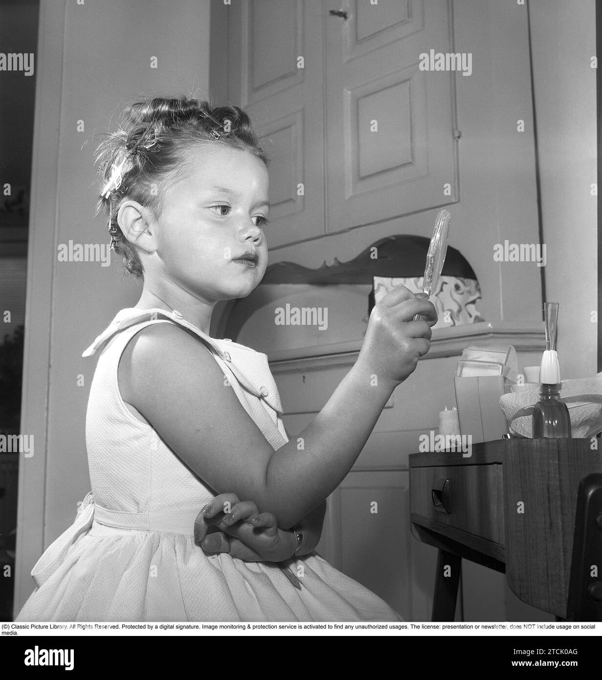 Little girl looks in mirror hi res stock photography and images Alamy