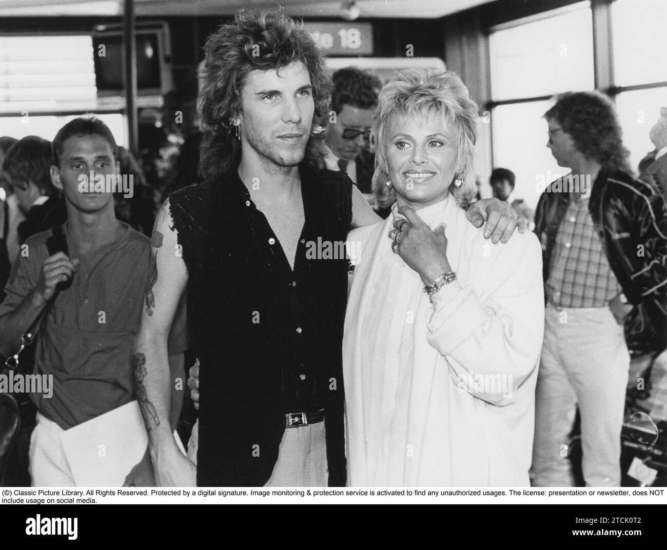 Britt Ekland. Swedish actress, famous for her role as the Bond girl Mary Goodnight in the feature film The man with the golden gun with Roger Moore as James Bond. Here with husband Slim Jim Phantom, with whom she was married between the years 1984 to 2003. 1986 Stock Photo