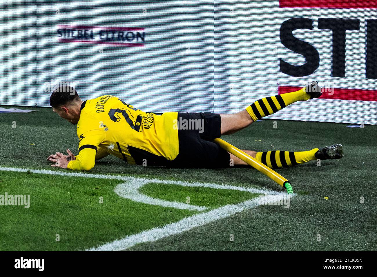 Dortmund, SignaI Iduna Park, 09.12.23: Thomas Meunier (Dortmund) bekommt bei einem Zweikampf mit David Raum (Leipzig) die Eckstange zwischen die Beine Stock Photo