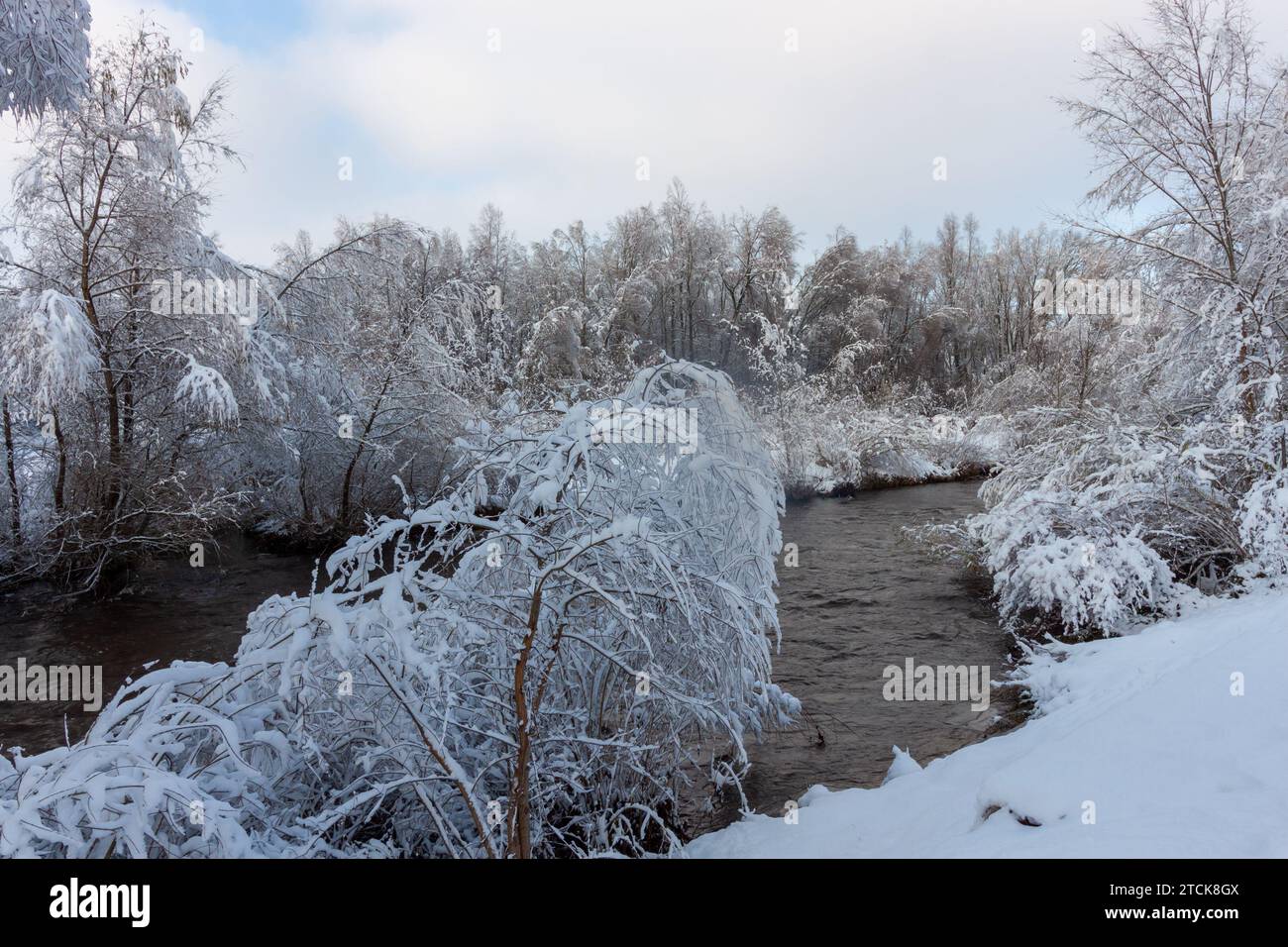 Bridge snow wood flowing river hi-res stock photography and images - Alamy