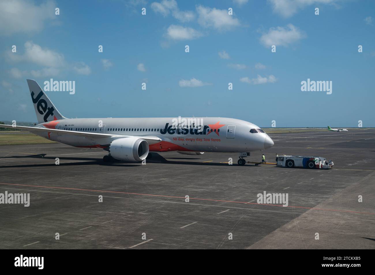 25-07-2023-denpasar-bali-indonesien-asien-ein-passagierflugzeug