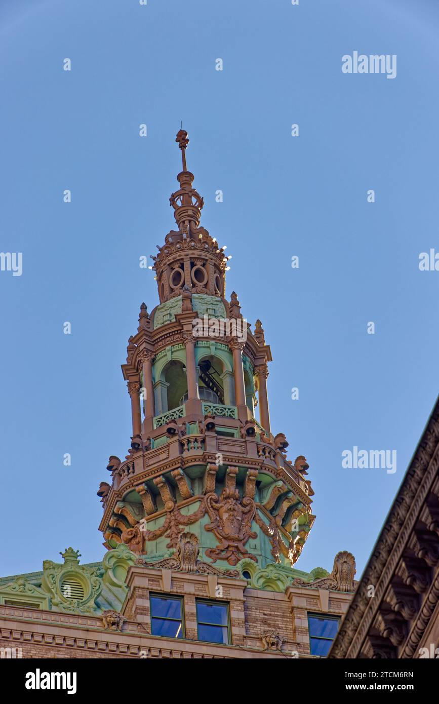 Landmark Helmsley Building crown, a green copper pyramidal roof and massive cupola, is a stunning, once gilded, Beaux Arts masterpiece. (View from SW) Stock Photo