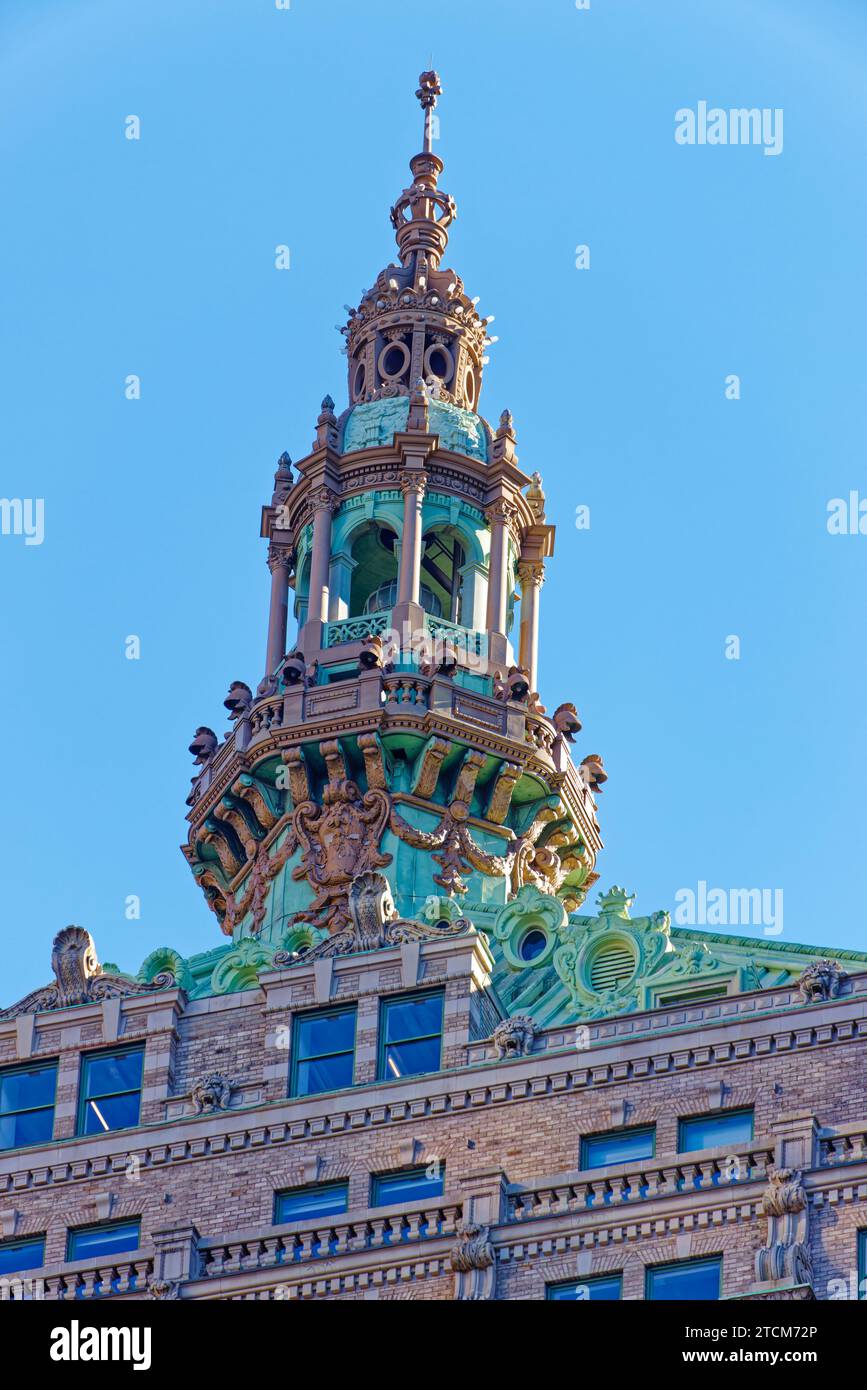 Landmark Helmsley Building crown, a green copper pyramidal roof and massive cupola, is a stunning, once gilded, Beaux Arts masterpiece. (View from NW) Stock Photo