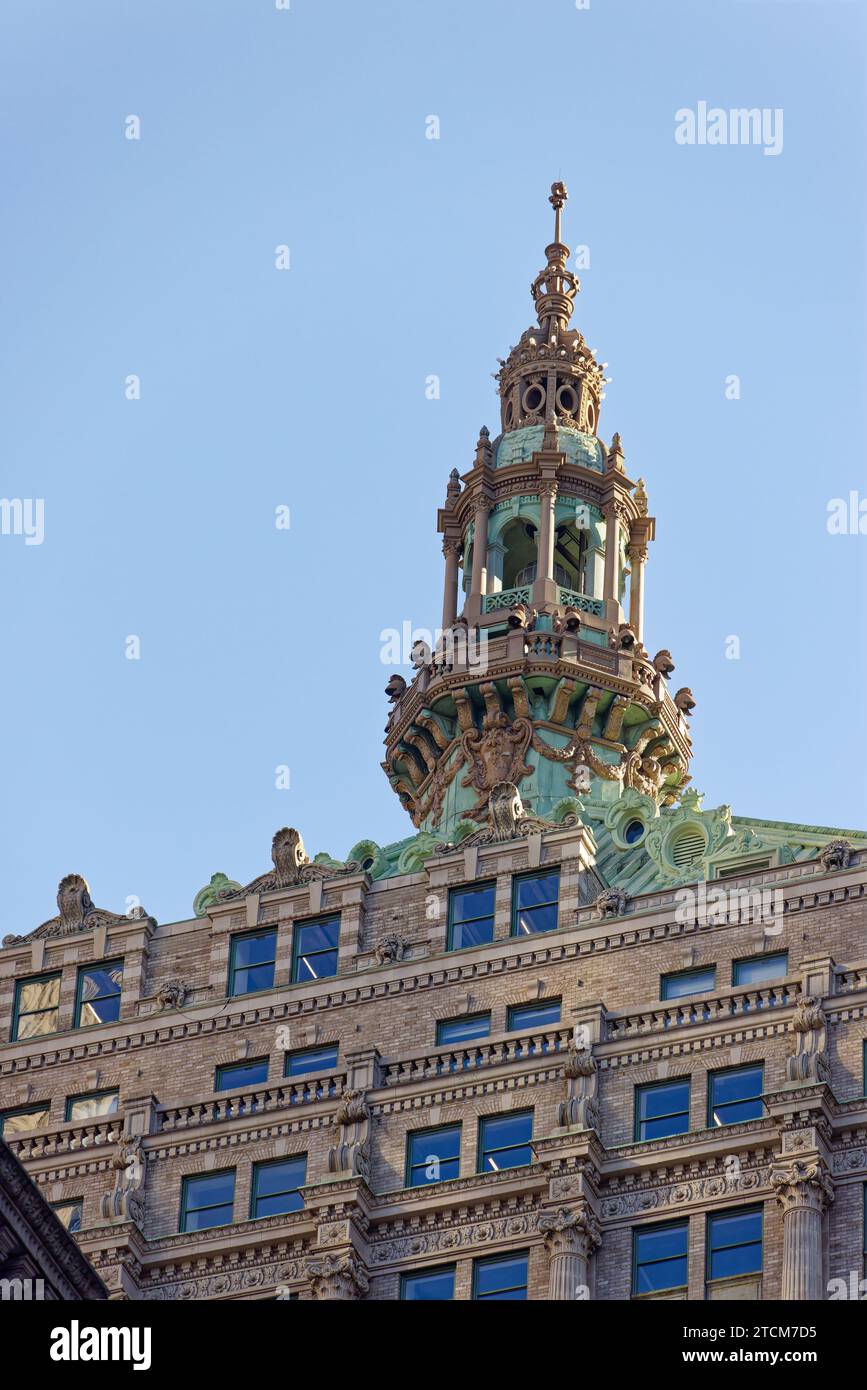 Landmark Helmsley Building crown, a green copper pyramidal roof and massive cupola, is a stunning, once gilded, Beaux Arts masterpiece. (View from NW) Stock Photo