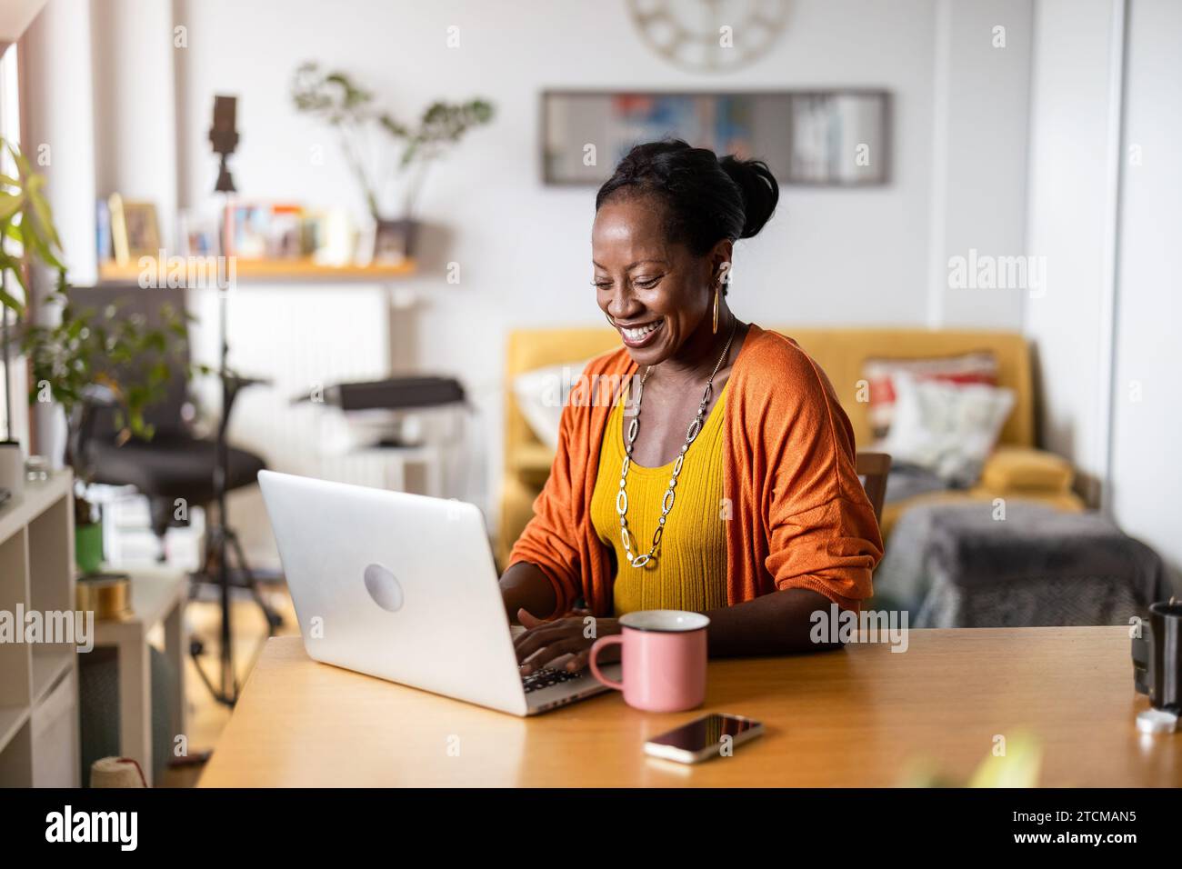 Workoing Person working on laptop table hi-res stock photography and images - Alamy