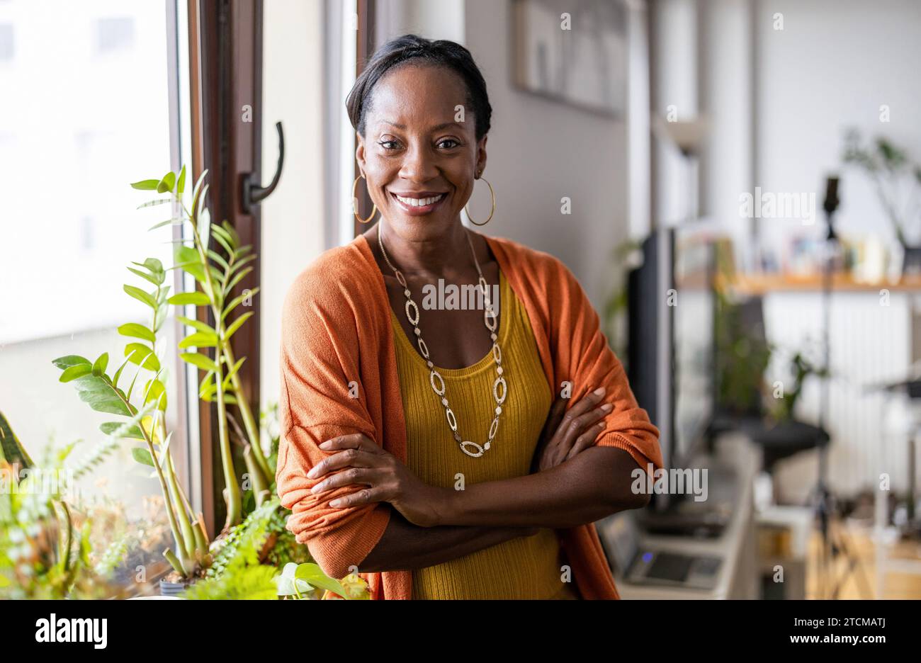 Beautiful mature black woman hi-res stock photography and images - Alamy