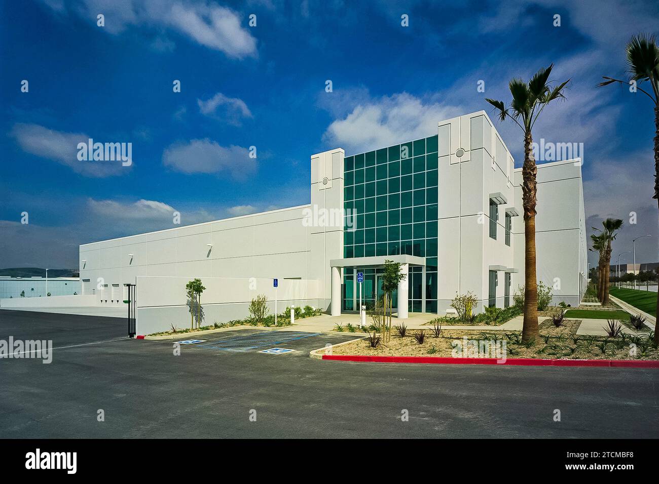 Building tilt up palm tree hi-res stock photography and images - Alamy