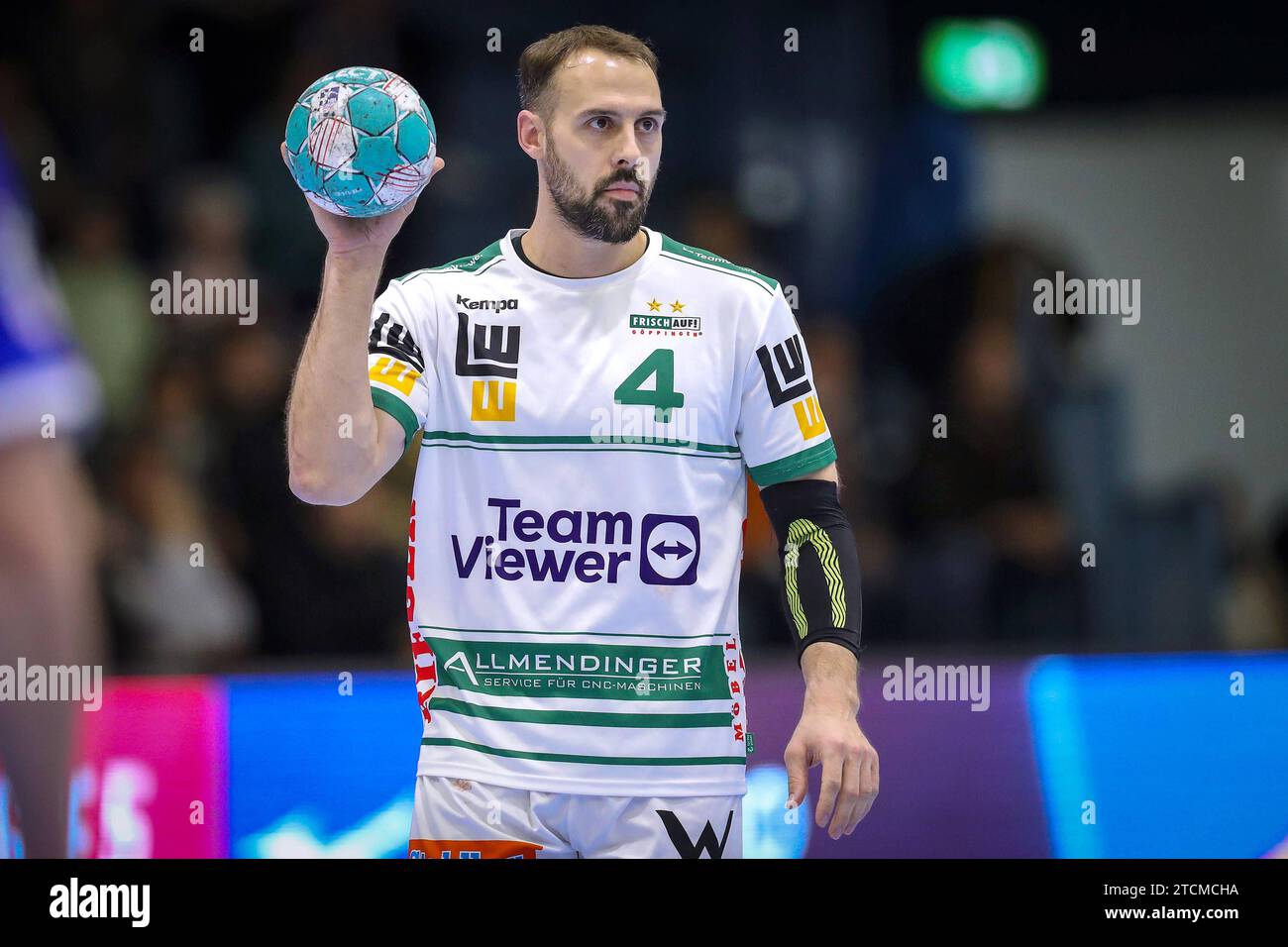 13.12.2023, Gummersbach, Handball, DHB-Pokal Achtelfinale, Schwalbe-Arena, VfL Gummersbach - FRISCH AUF Göppingen: Tim Kneule Frisch Auf Göppingen Nordrhein-Westfalen Deutschland *** 13 12 2023, Gummersbach, Handball, DHB Cup round of 16, Schwalbe Arena, VfL Gummersbach FRISCH AUF Göppingen Tim Kneule Frisch Auf Göppingen North Rhine-Westphalia Germany Stock Photo